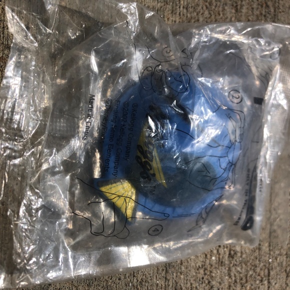 Finding Nemo Dory Flying Cereal Toy Kelloggs - Picture 2 of 3